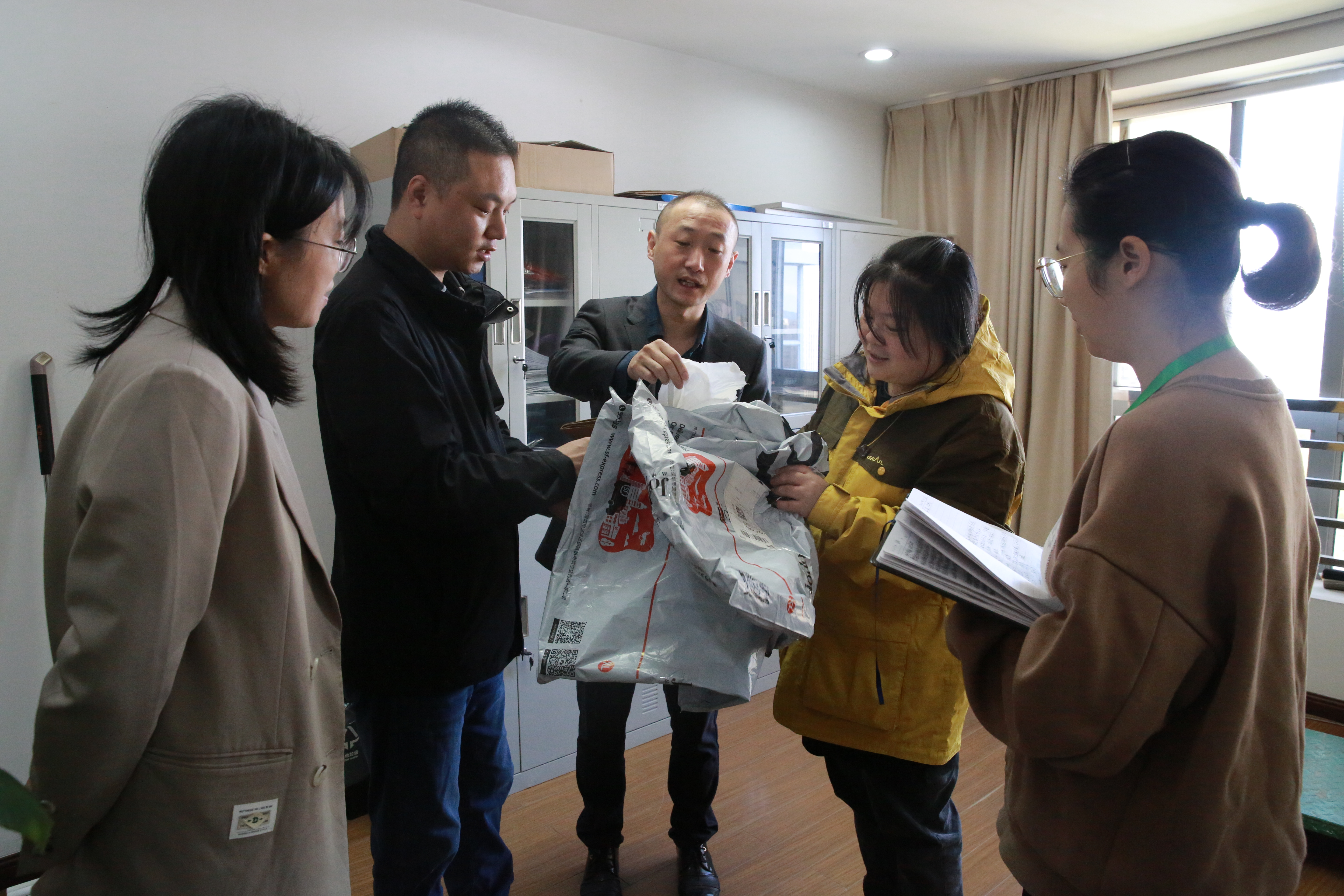 1635323324300792.jpg 張波正在講解包裝袋的發(fā)類(lèi).JPG